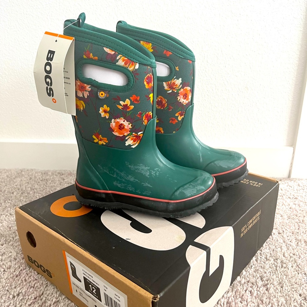 Bogs kids size 12.